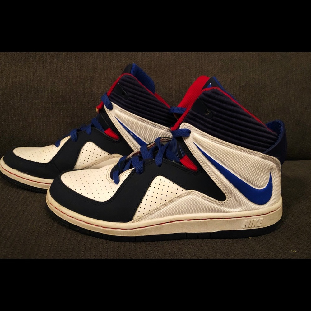 Nike Youth Court Invader size 5Y
